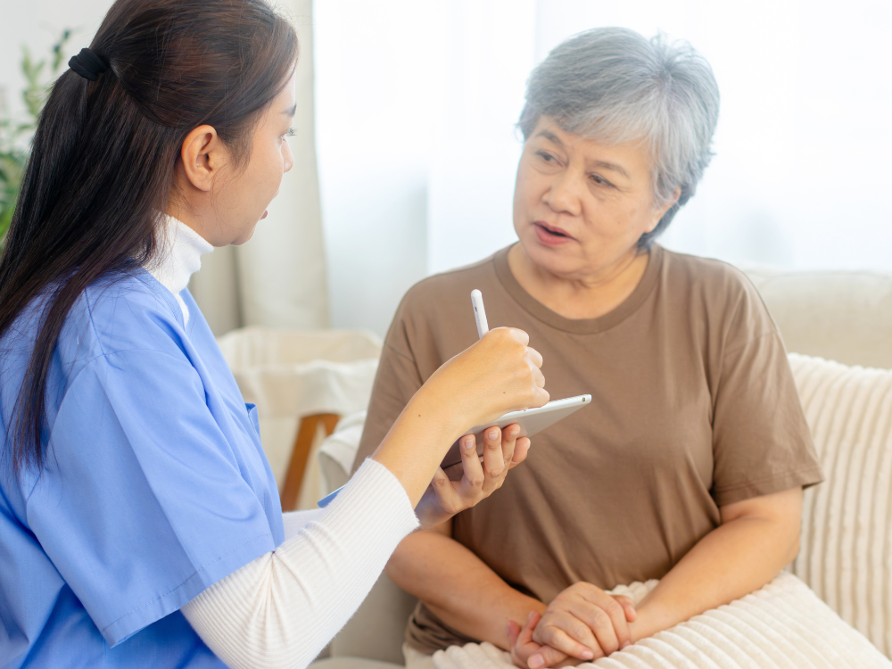 スタッフがご利用者様のお話を伺いながら丁寧に説明している様子